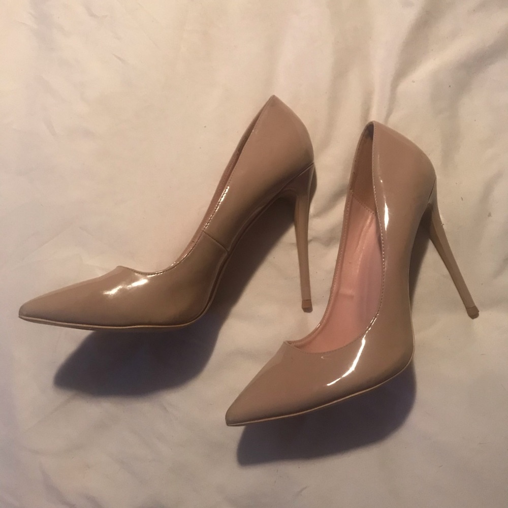 Elizabeth Lang Beige Pumps